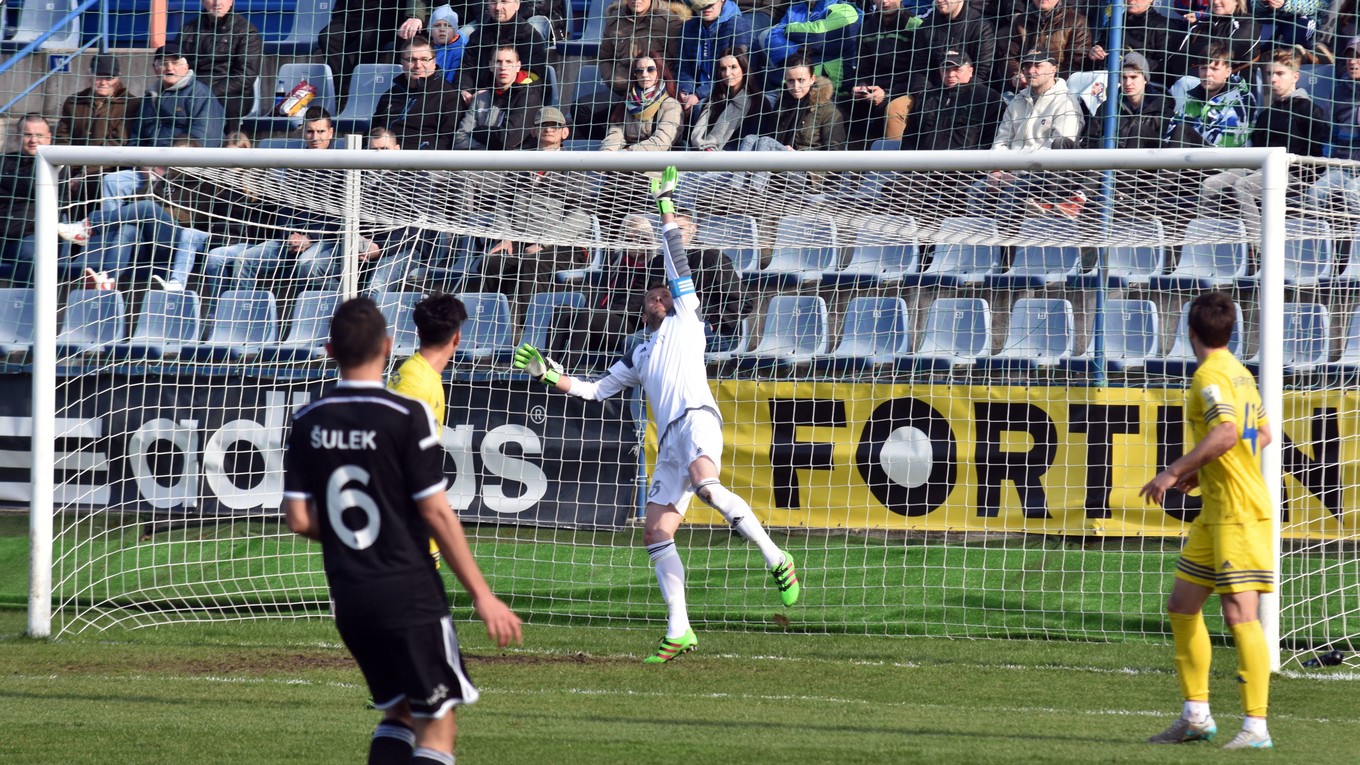 Brankár Michaloviec Marián Kelemen zasahuje v zápase proti AS Trenčín.