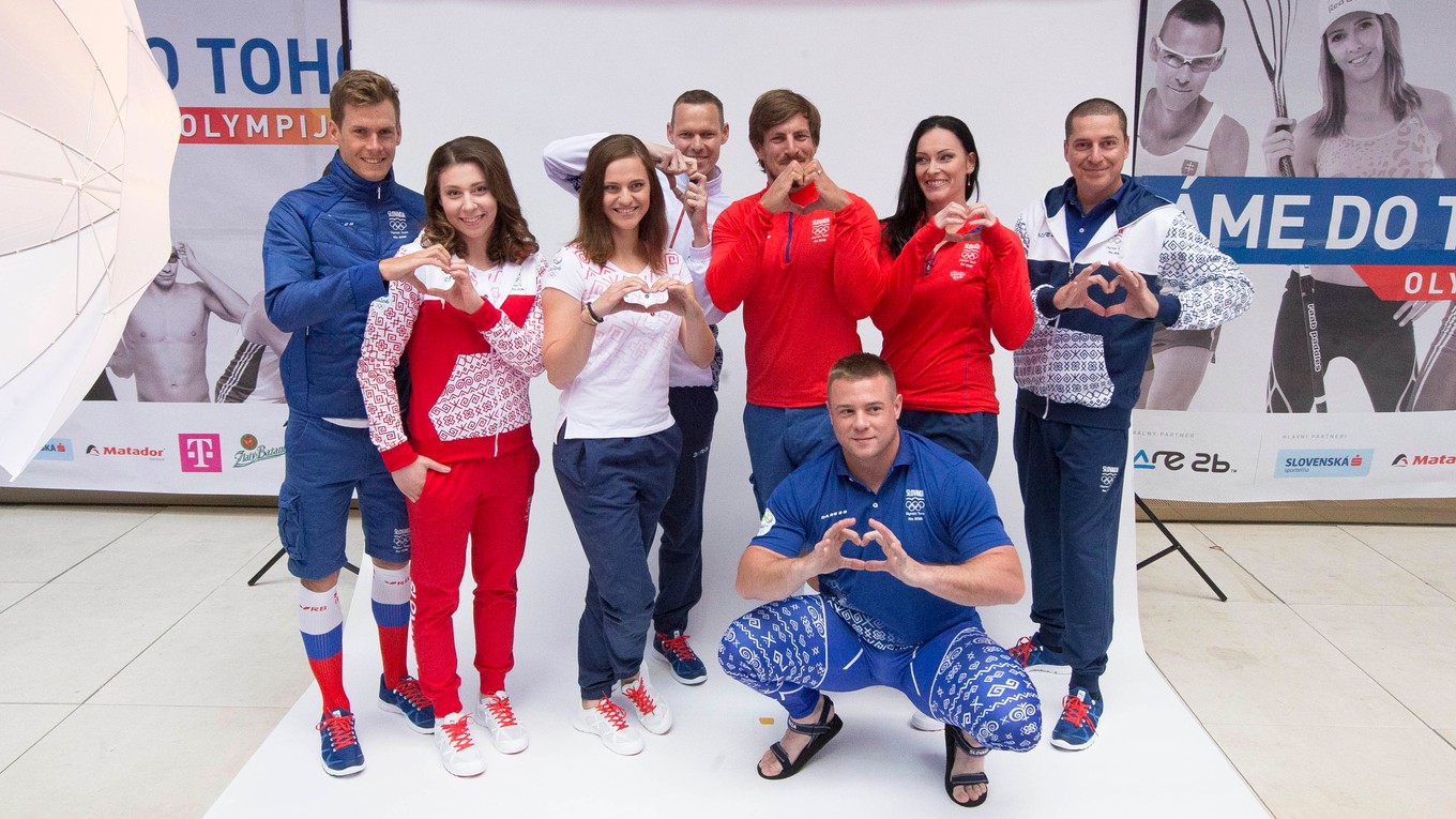 Slovenskí olympionici pózujú v oblečení pre hry v Riu de Janeiro.