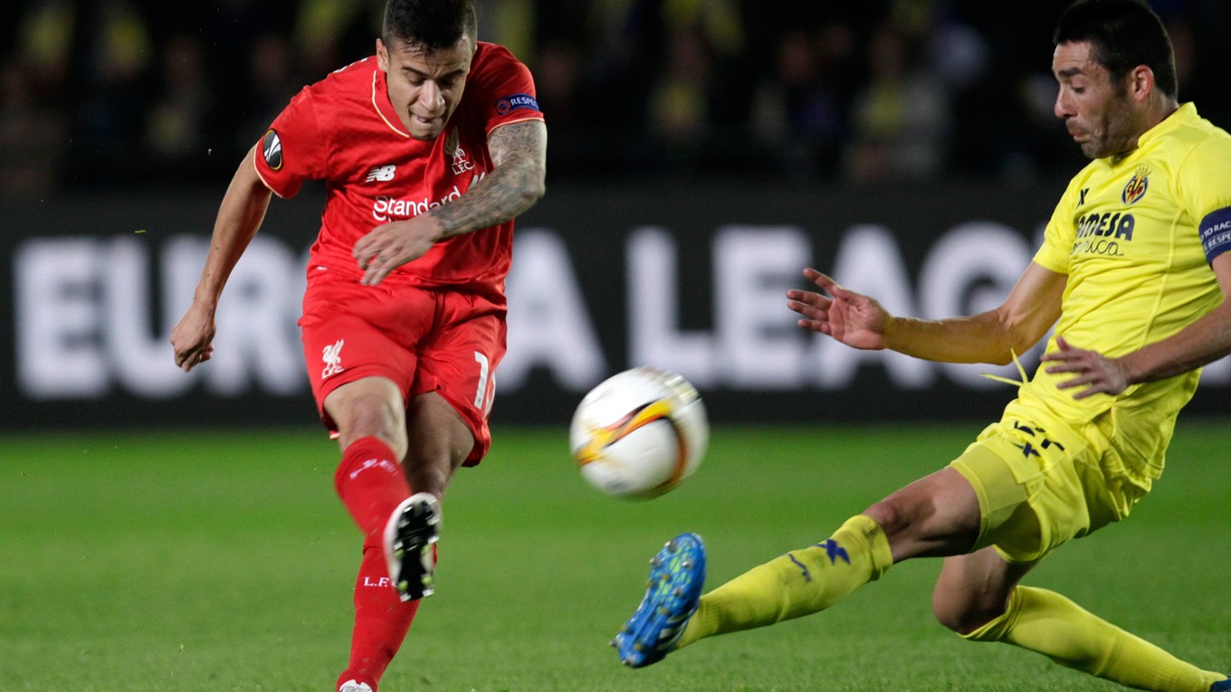 Hráč Liverpoolu Philippe Coutinho (vpravo) a hráč Villarealu Bruno Soriano.