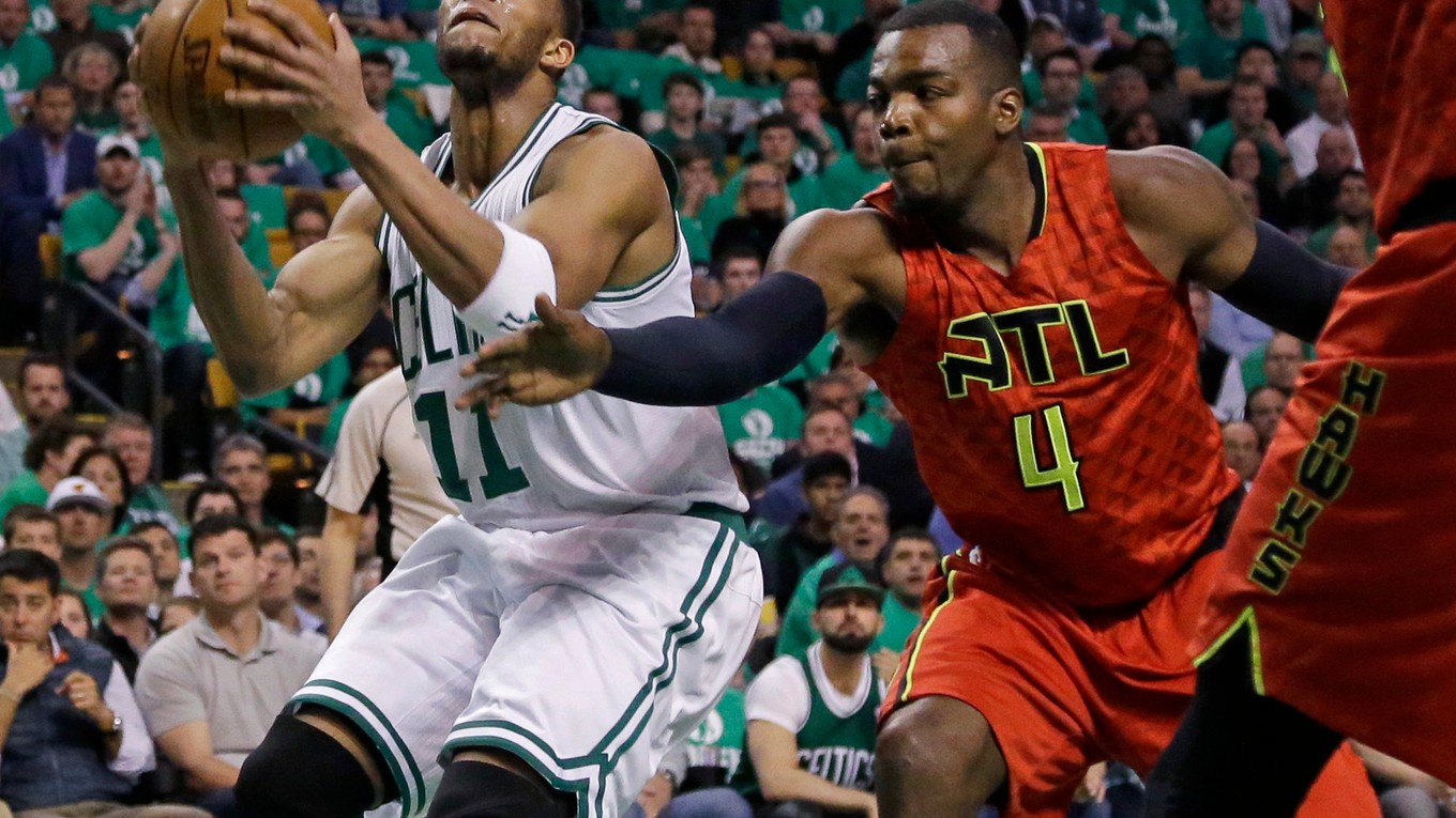 Paul Millsap (č. 4) bol najlepším strelcom víťazov z Atlanty.