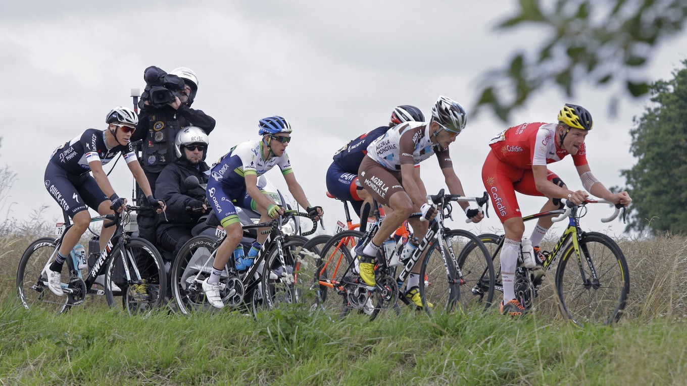 Yates (druhý zľava) sa dostal do prekérnej situácie.