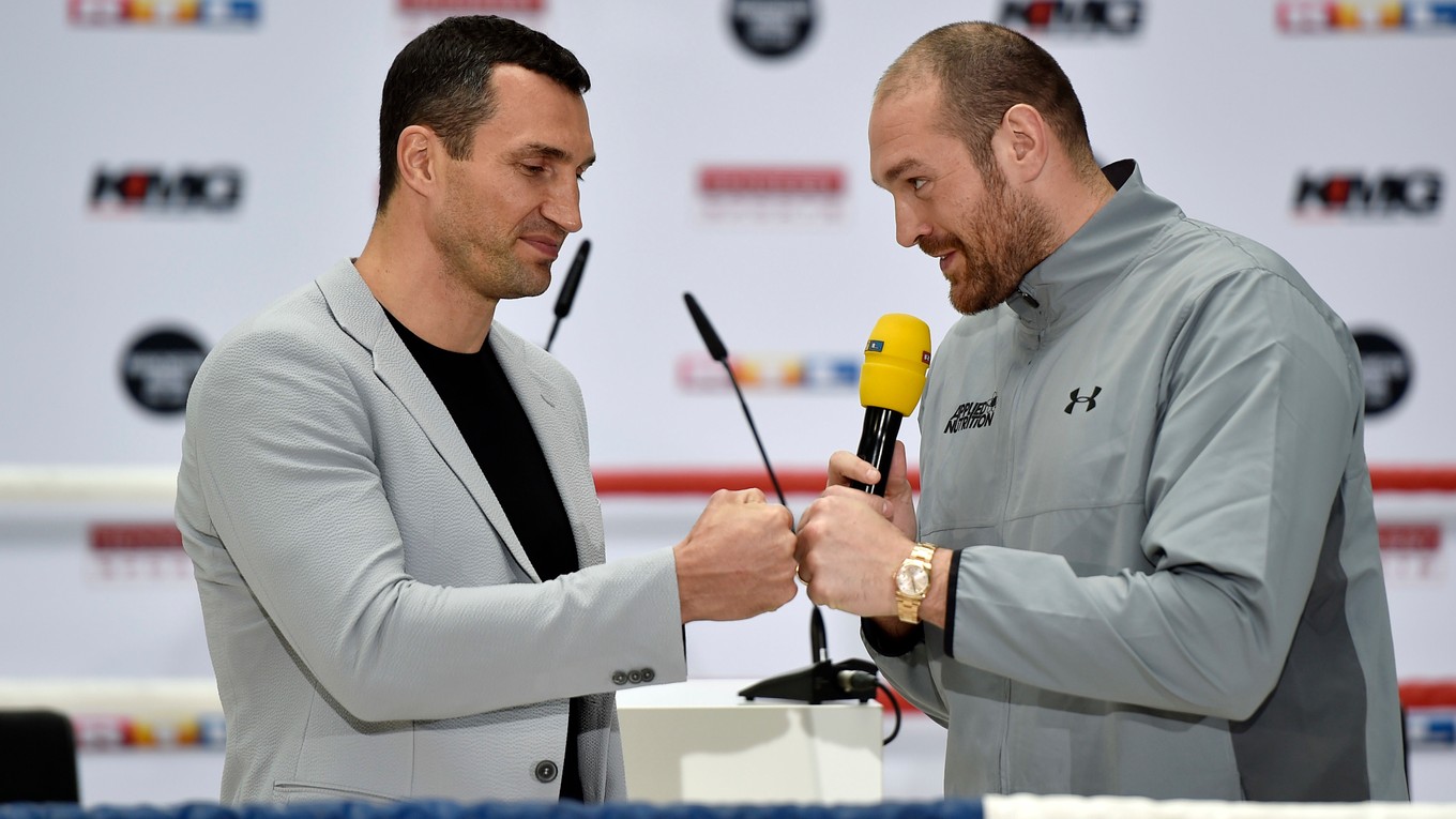 Vladimir Kličko (vľavo) a Tyson Fury sa stretnú v boji o titul majstra sveta v superťažkej váhe WBO, WBA a IBO 9. júla. 