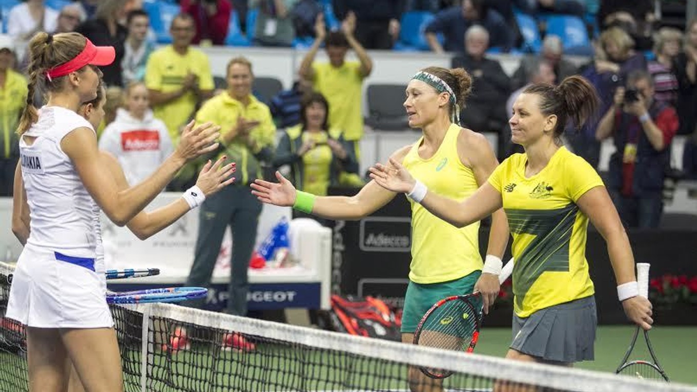 Austrálčanka Stosurová (v žltom tričku naľavo) sa začiatkom februára predstavila v rámci fedcupových povinností aj v Bratislave.