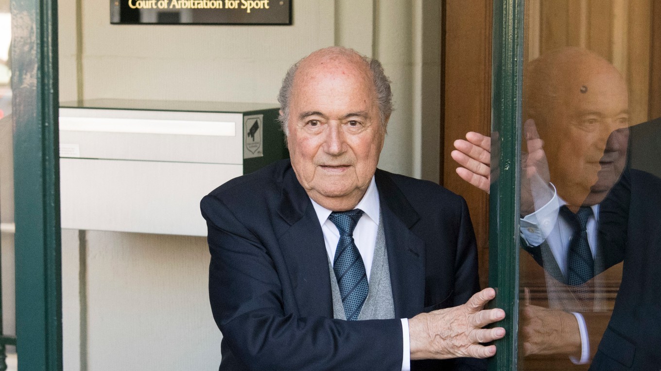 Blatter akékoľvek obvinenia odmieta.