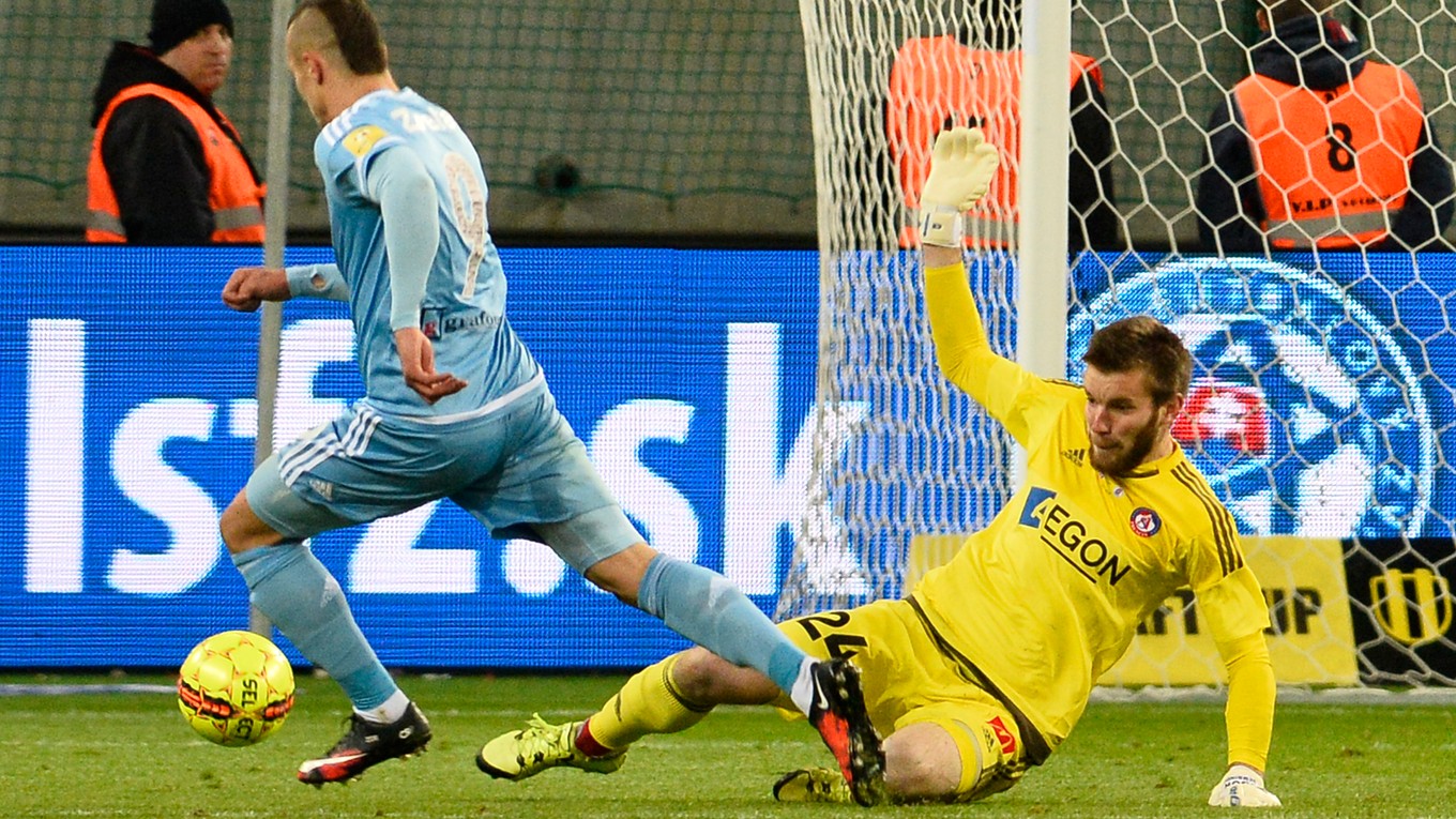 Slovanista Adam Zreľák (vľavo) prekonáva brankára Trenčína Igora Šemrinca.