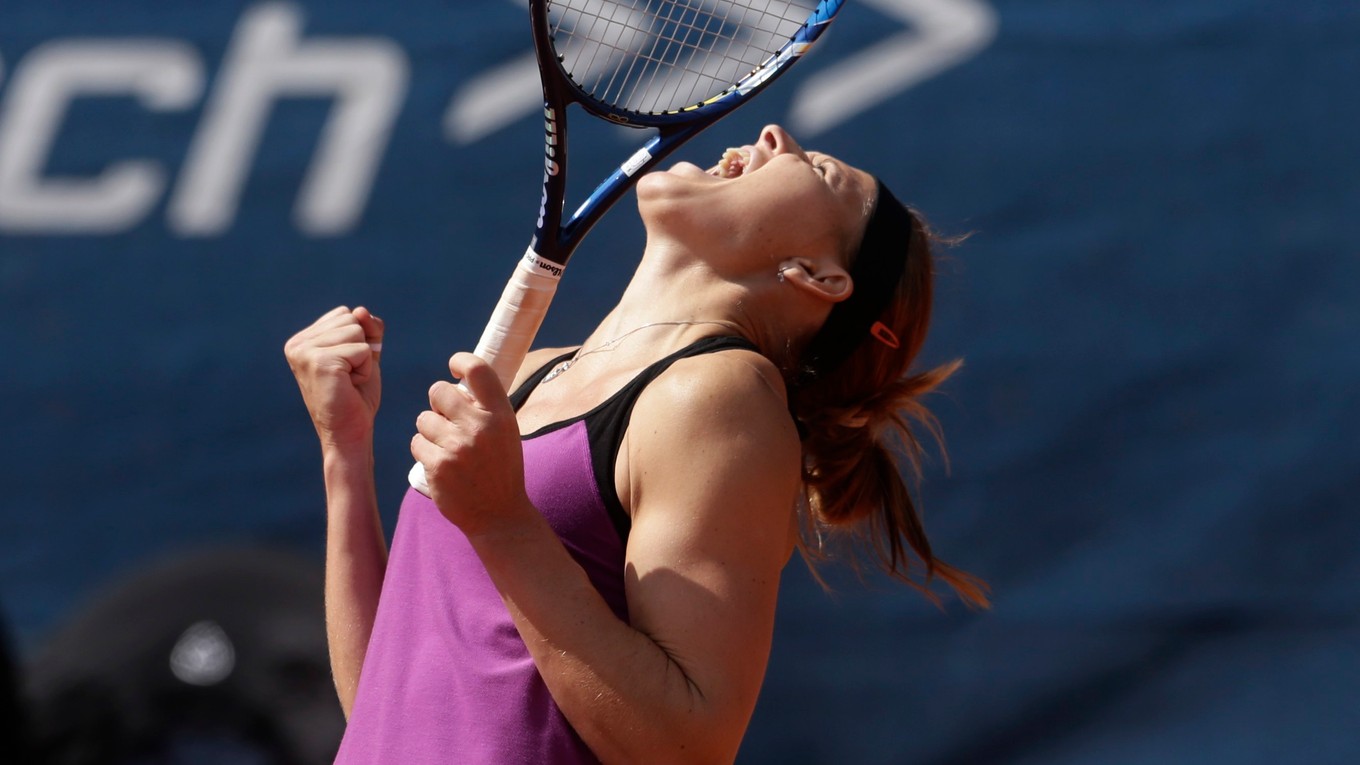 Lucie Šafářová sa teší z titulu na turnaji v Prahe.