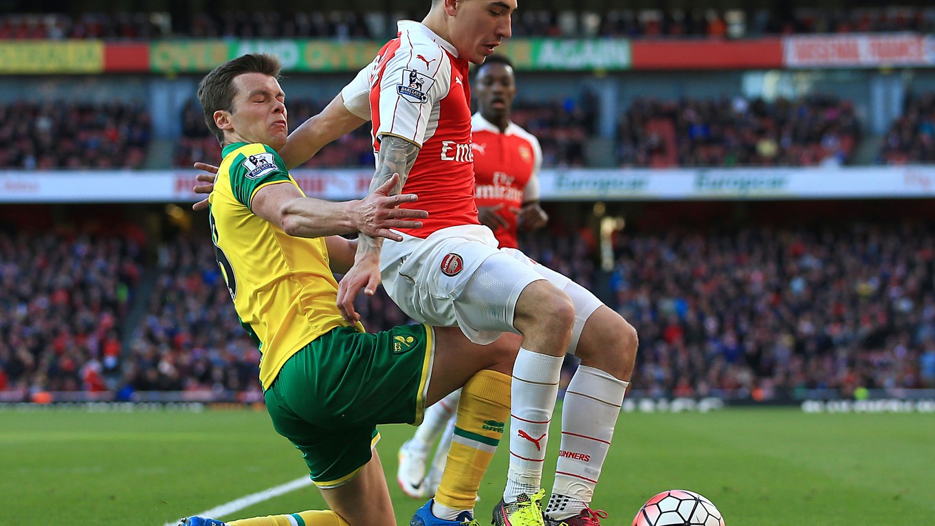 Jonny Howson z Norwichu (vľavo) tvrdo atakuje Héctora Bellerína z londýnskeho Arsenalu.