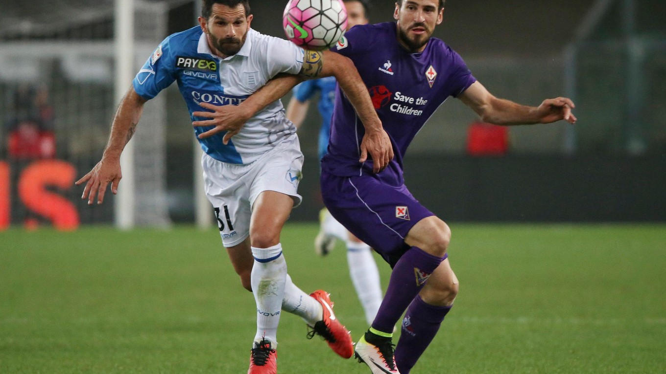 Momentka z duelu Chievo Verona - ACF Fiorentina. Domáci Sergio Pellissier bojuje o loptu s Nenadom Tomovičom. 