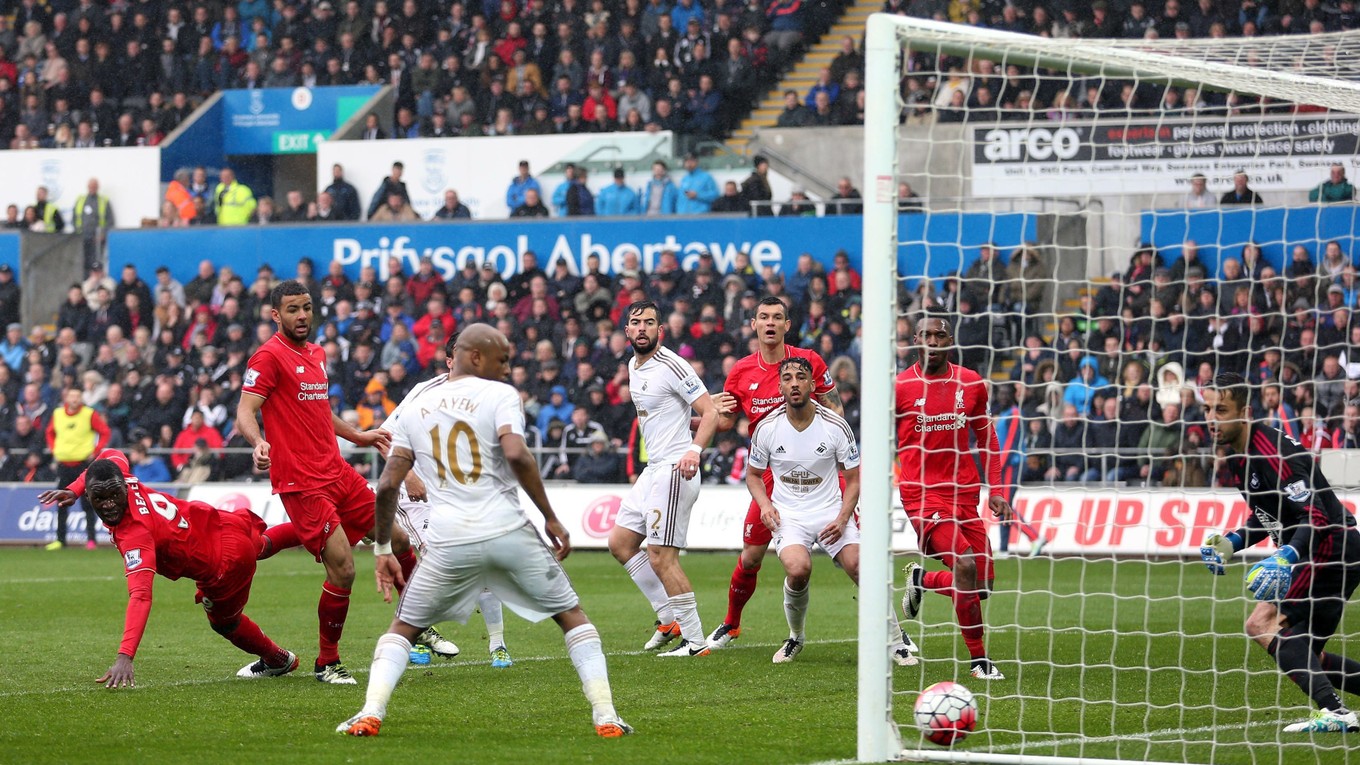 Ani Bentekeho gól (vľavo) Liverpoolu k bodovému zisku nepomohol.