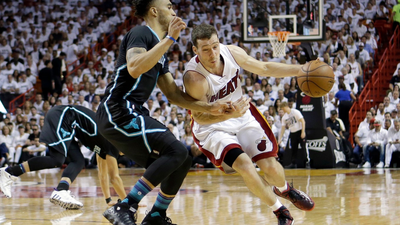 Goran Dragič (vpravo) prispel k postupu Miami Heat cez Charlotte.