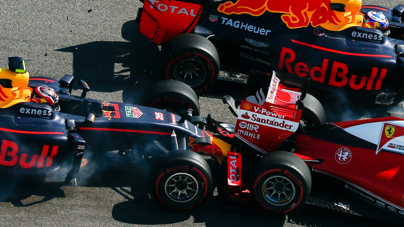 Daniil Kvjat (vľavo) vráža do Sebastiana Vettela.