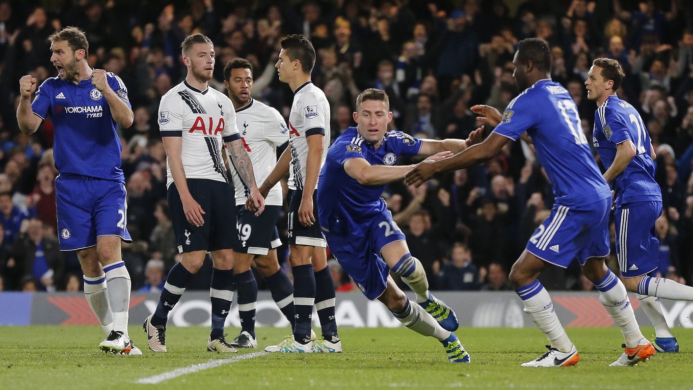 Aspoň k zisku bodu naštartoval Chelsea gól stopéra Garyho Cahilla (v strede).
