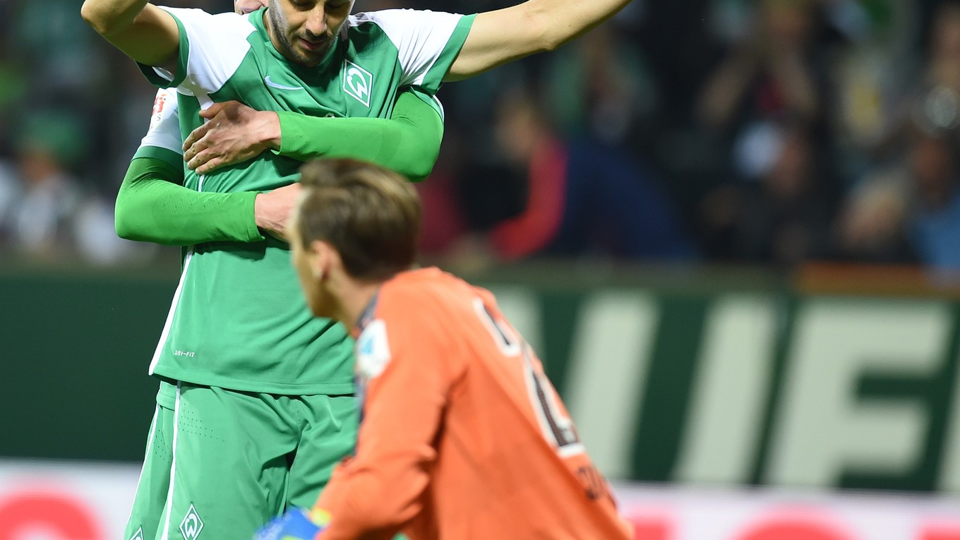 Futbalisti Werderu Brémy strelili Stuttgartu šesť gólov. Na snímke sa teší Claudio Pizarro.