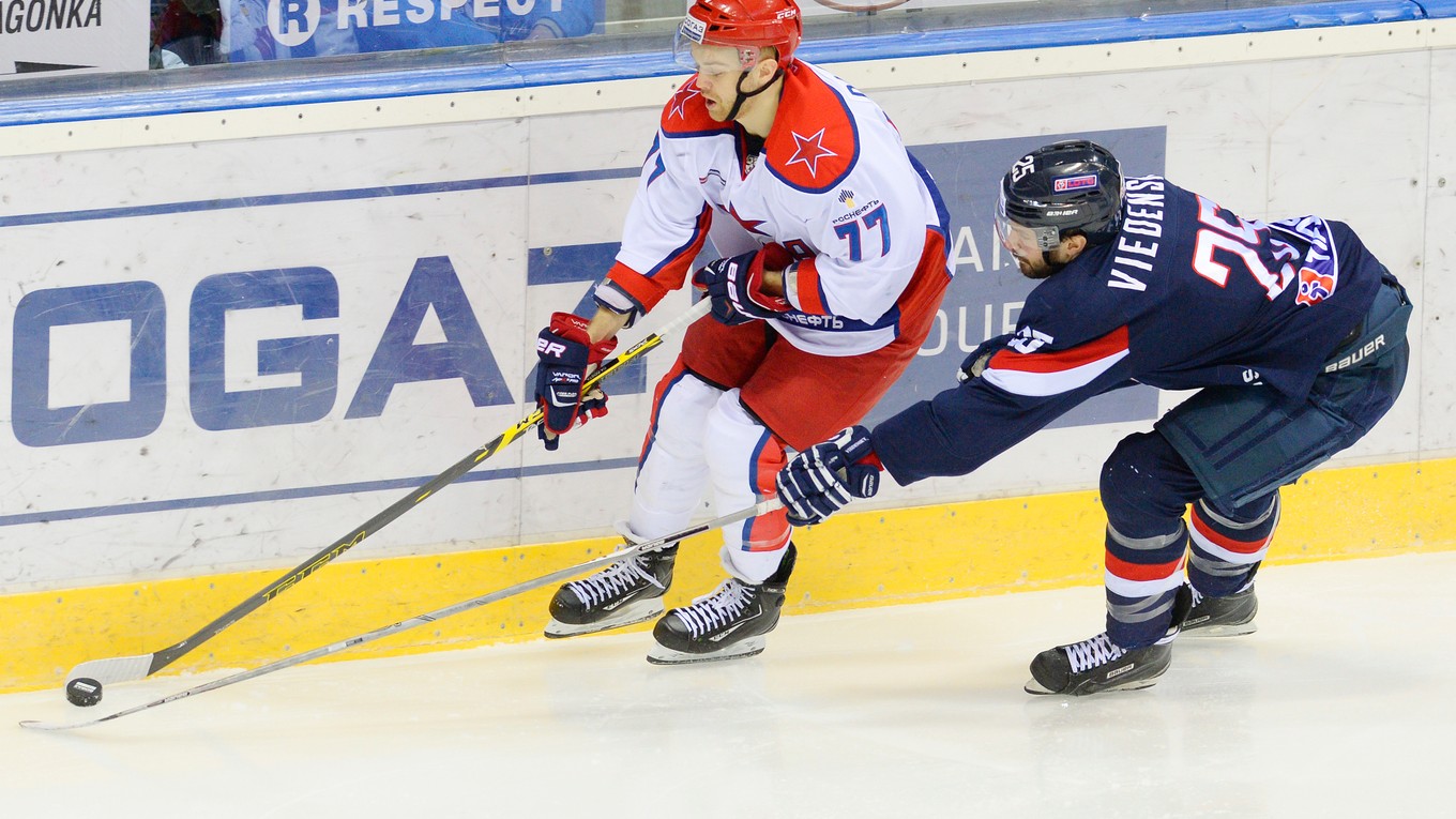 Stéphanovi Da Costovi (vľavo) čelili v tejto sezóne aj hokejisti Slovana v 1. kole play off KHL.