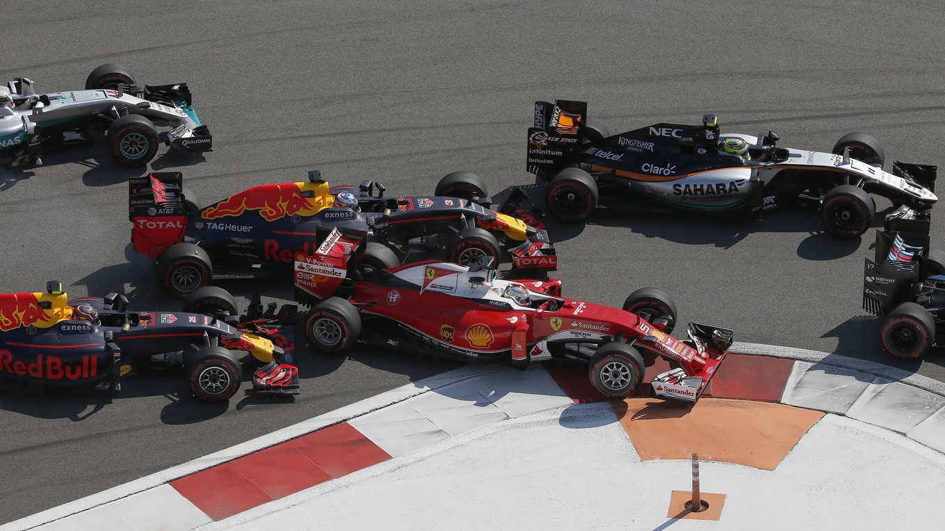 Daniil Kvjat (vľavo dole) prišiel o miesto v Red Bulle po tom, ako na Veľkej cene Ruska dvakrát vrazil do Sebastiana Vettela.