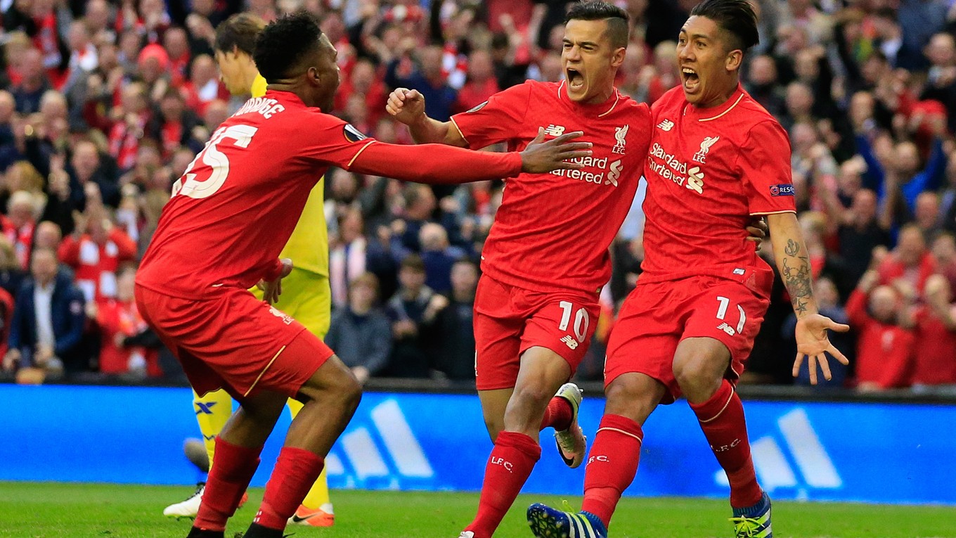 Daniel Sturridge, Philippe Coutinho a Roberto Firmino sa tešia po strelení úvodného gólu Liverpoolu.