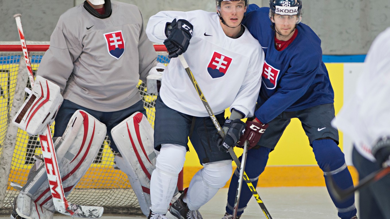 Slovenkí hokejisti zľava Branislav Konrád, Martin Réway a Juraj Mikuš sa pripravujú na prvý zápas na MS.