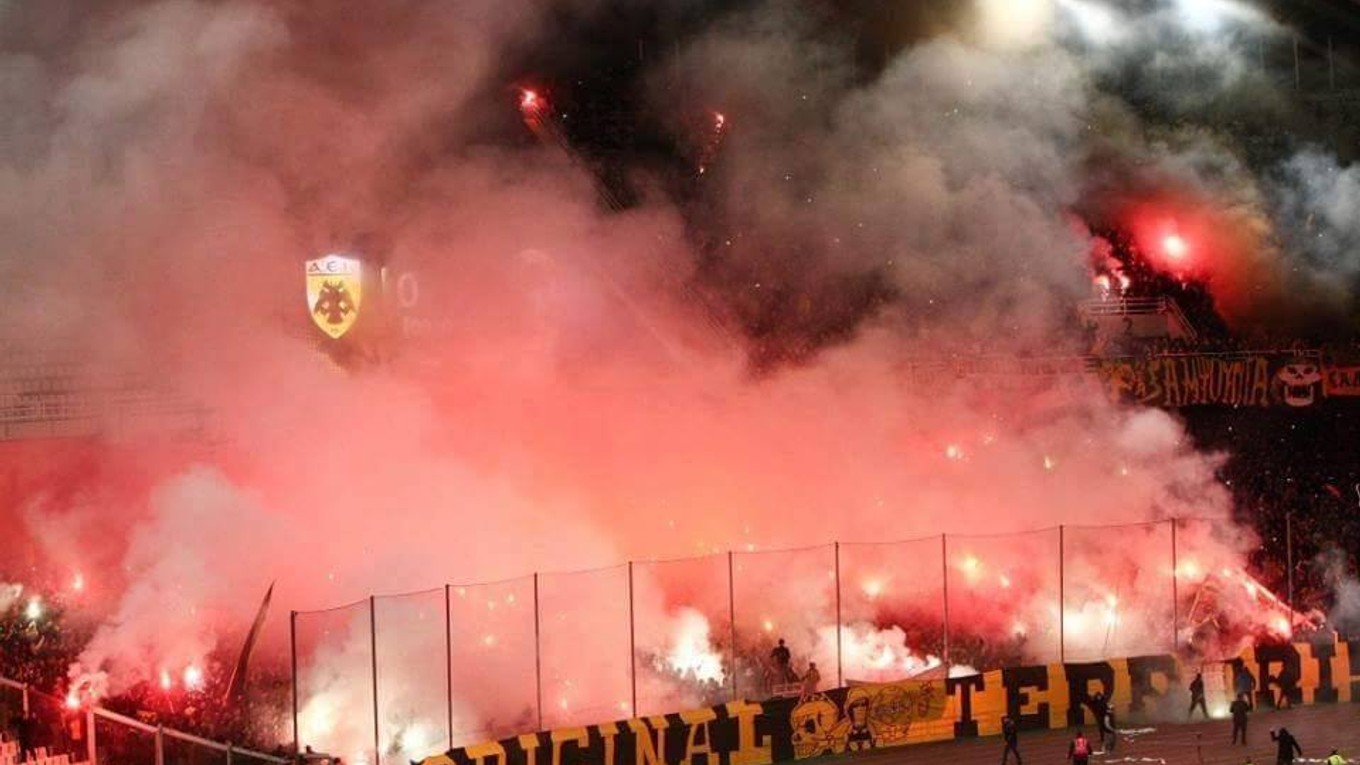 Tvrdé fanúšikovské jadro aténskeho AEK. 