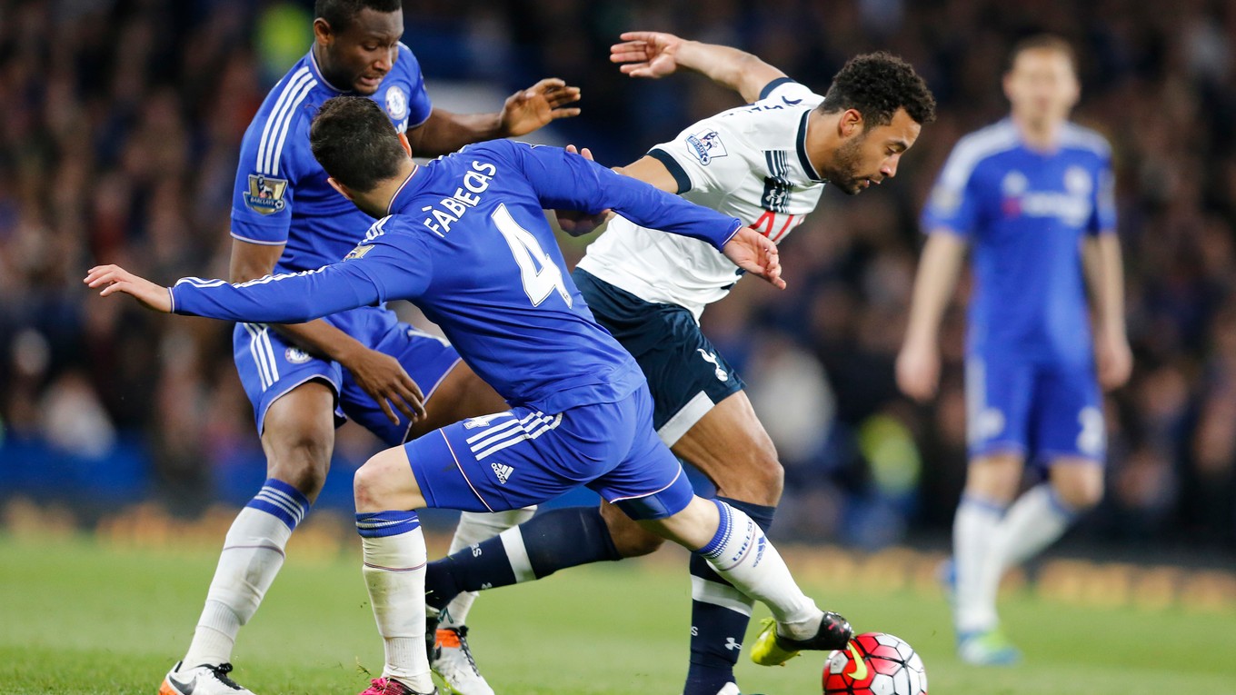 Dembélého (v bielom) reakcia mohla vyplývať z frustrácie zo strateného vedenia 2:0 na Stamford Bridge.