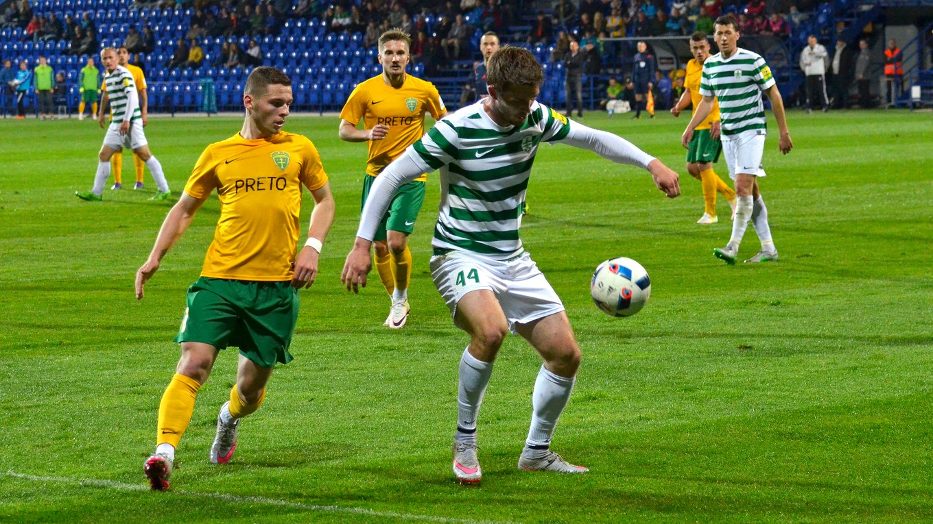 Timotej Záhumenský (č. 44) si kryje loptu pred Nikolasom Špalekom.