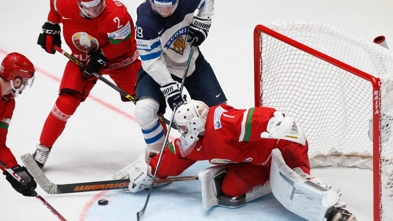 Fín Patrik Laine (v strede) strelil v zápase s Bielorusmi dva góly.