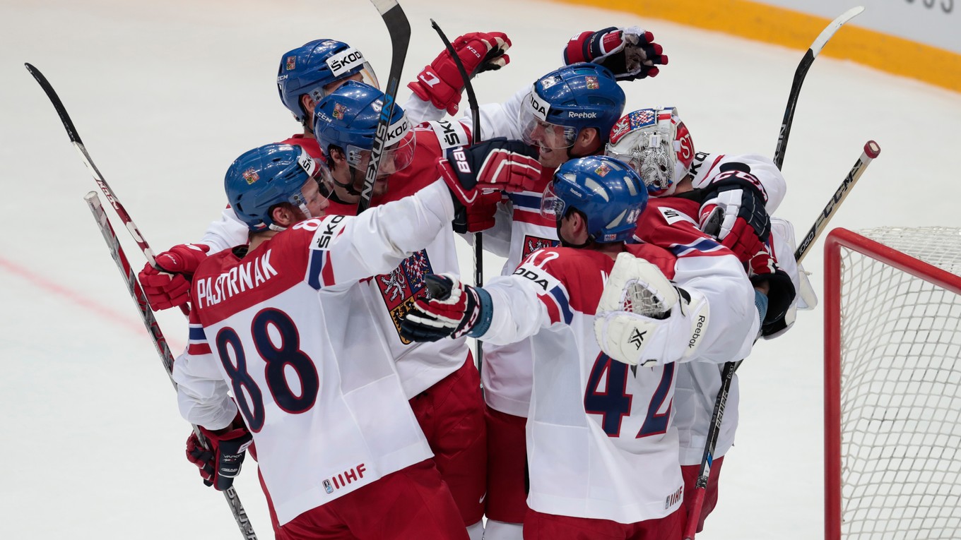 Českí hokejisti sa radujú z výhry nad Rusmi.