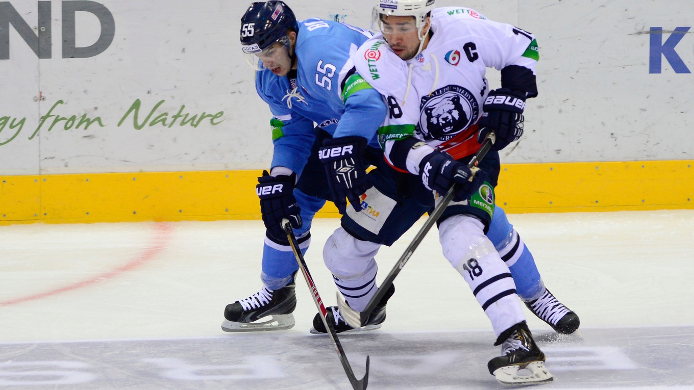 Jonathan Cheechoo (vpravo) v súboji o puk s útočníkom Máriom Bližňákom.