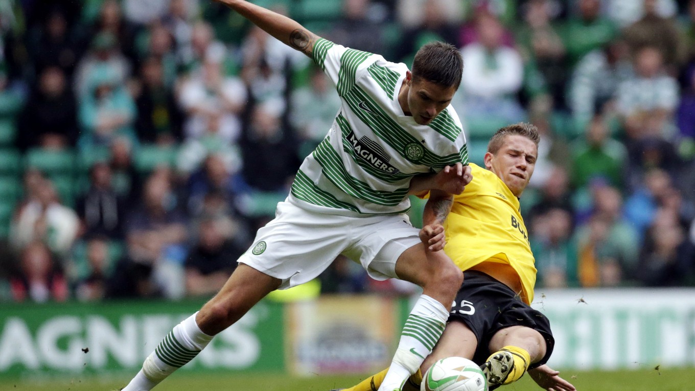 Jeden z dnešných troch gólov Celticu strelil aj švédsky legionár Mikael Lustig (vľavo).