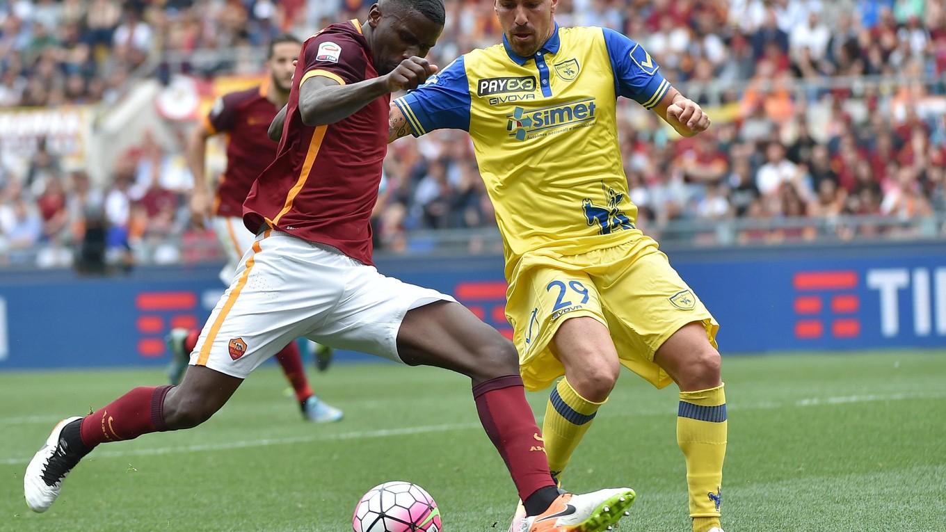 Súboj Rimana Antonia Rüdigera proti súperovi z Chieva Verona, ktorým bol v tomto prípade Fabrizio Cacciatore.