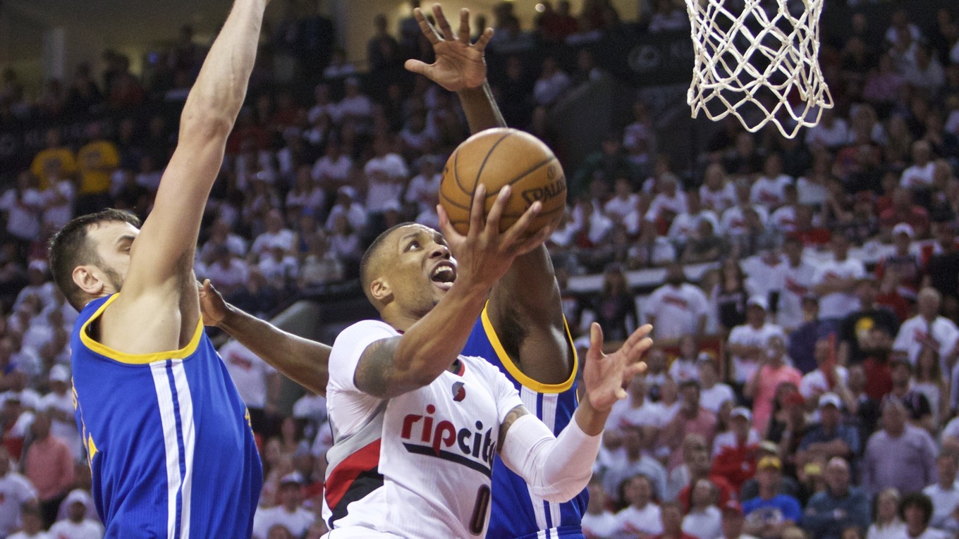 Damian Lillard z Portlandu sa snaží zakončiť na kôš tímu z Golden State.