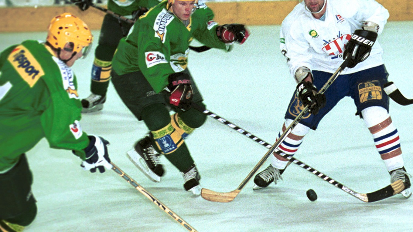 Vsetínsky hokejový klub (zelené dresy) má slávnu históriu ako máloktorý tunajší oddiel.
