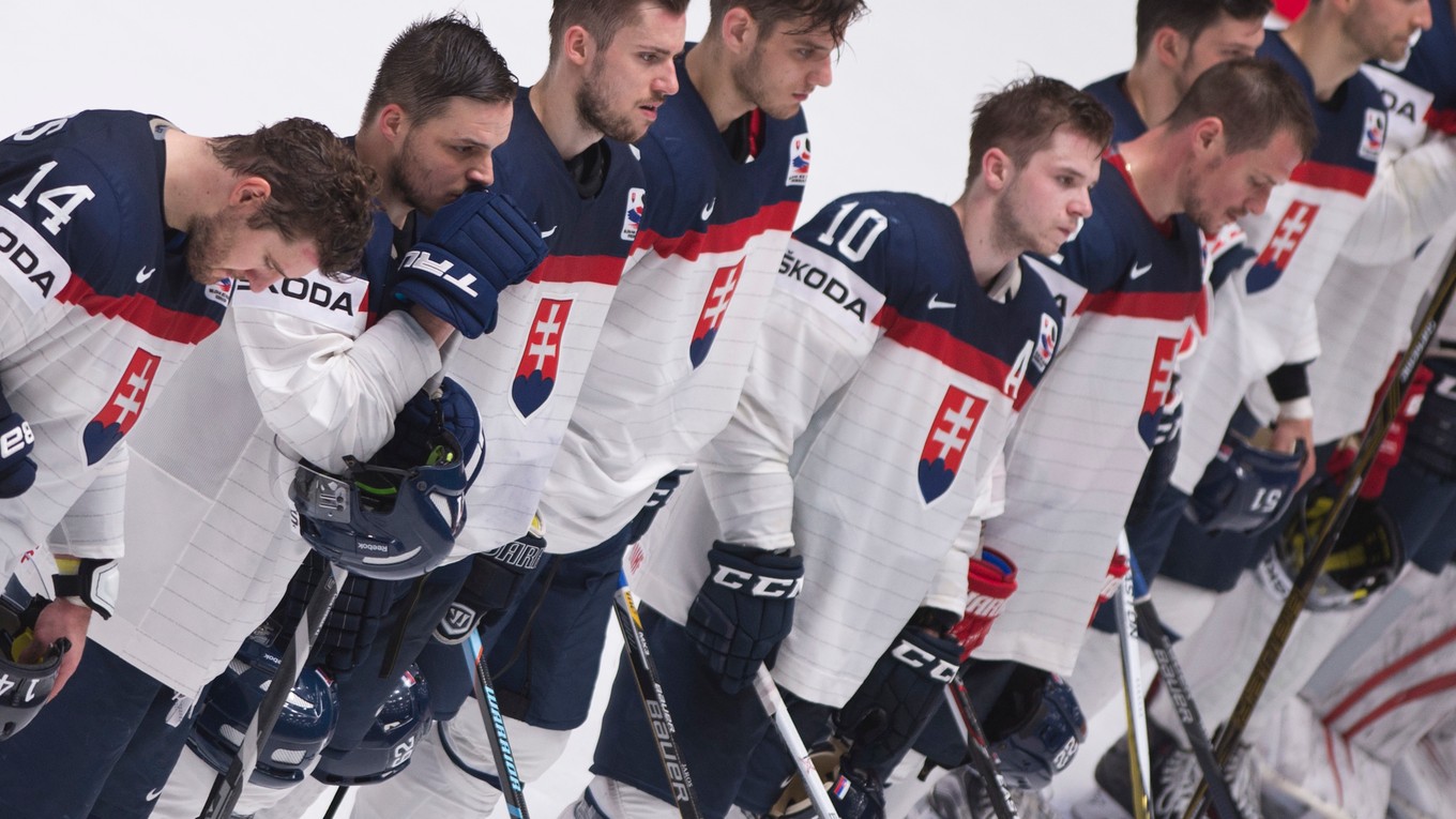 Sklamaní slovenskí hokejisti po prehre s Nemeckom 1:5.