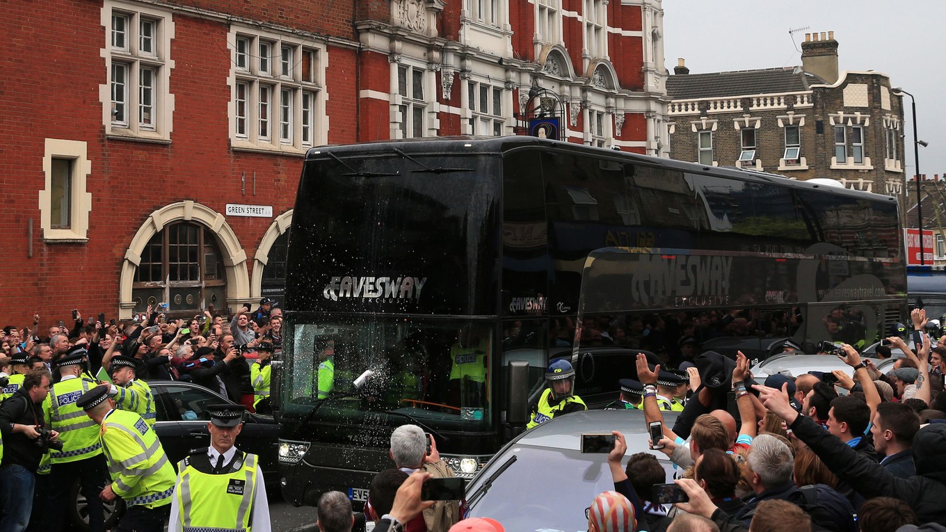 Fanúšikovia West Hamu zaútočili na autobus Manchestru United.