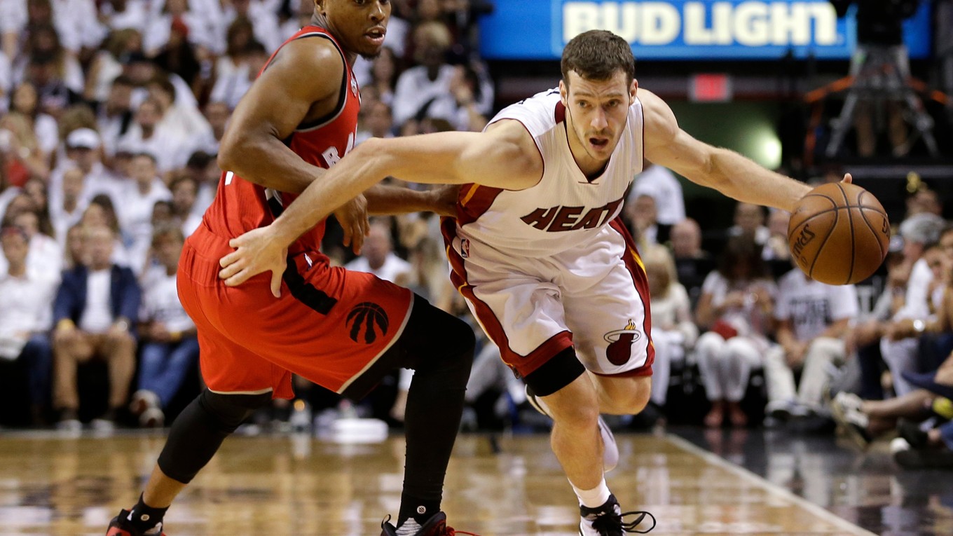 Goran Dragič (vpravo) z Miami Heat uniká Kylovi Lowrymu z hosťujúceho Toronta.