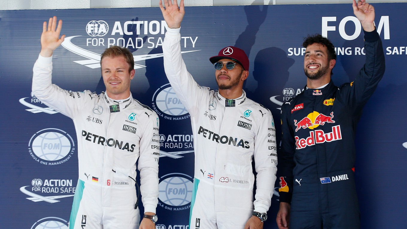 Zľava Nico Rosberg, Lewis Hamilton a Daniel Ricciardo.