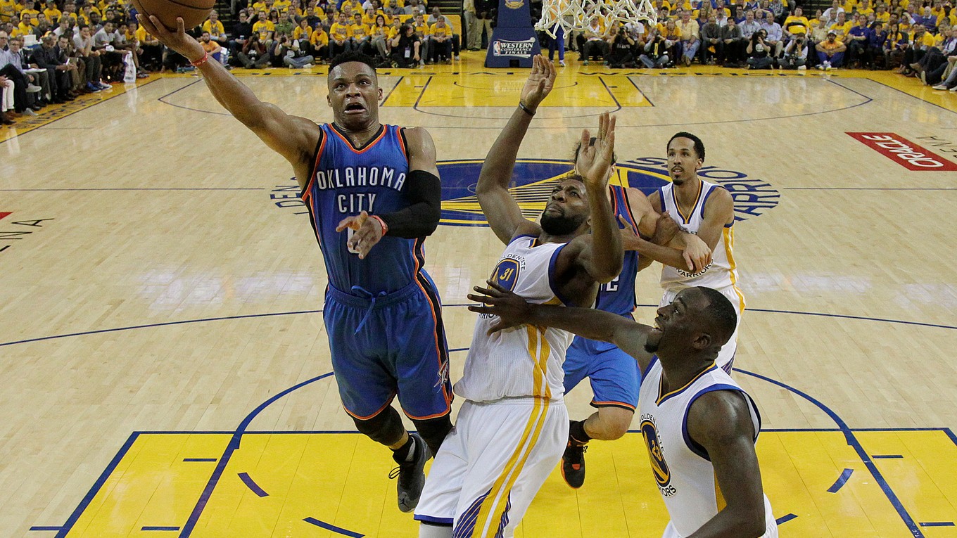 Russell Westbrook zakončuje na kôš domáceho Golden State.