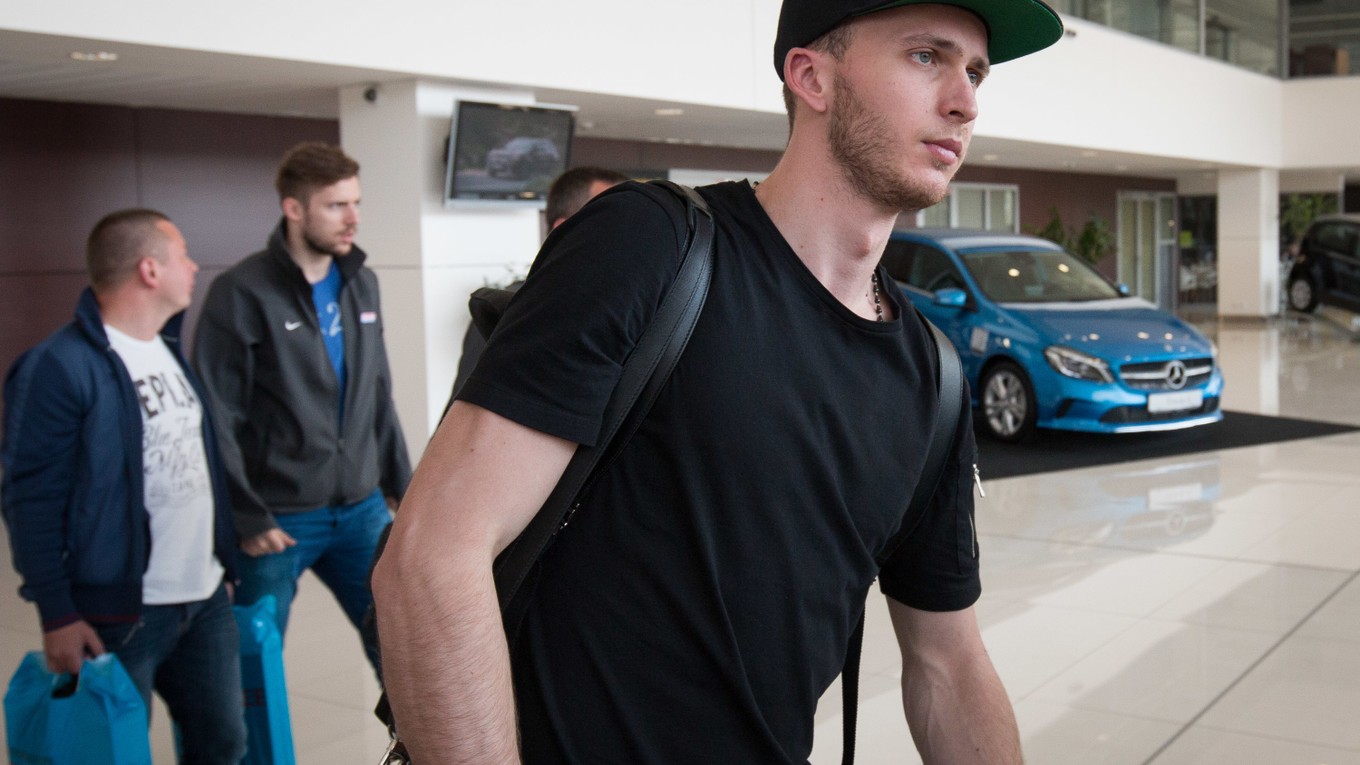 Slovenskí hokejisti prileteli z Ruska domov.