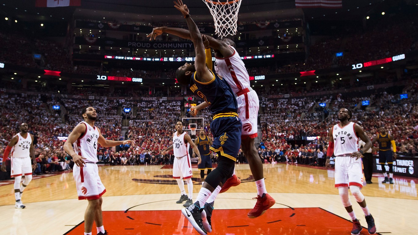 Bismack Biyombo z Toronta Raptors (pod košom vpravo) zastavil pokus o zakončenie hosťujúceho Kyrieho Irvinga.