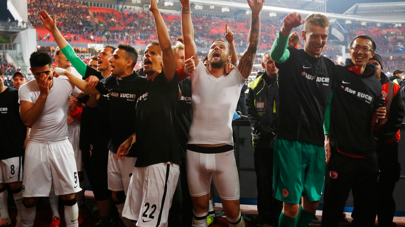 Futbalisti Frankfurtu oslavujú so svojimi priaznivcami triumf na štadióne Norimbergu, ktorý im zaistil príslušnosť k bundesligovej elite.