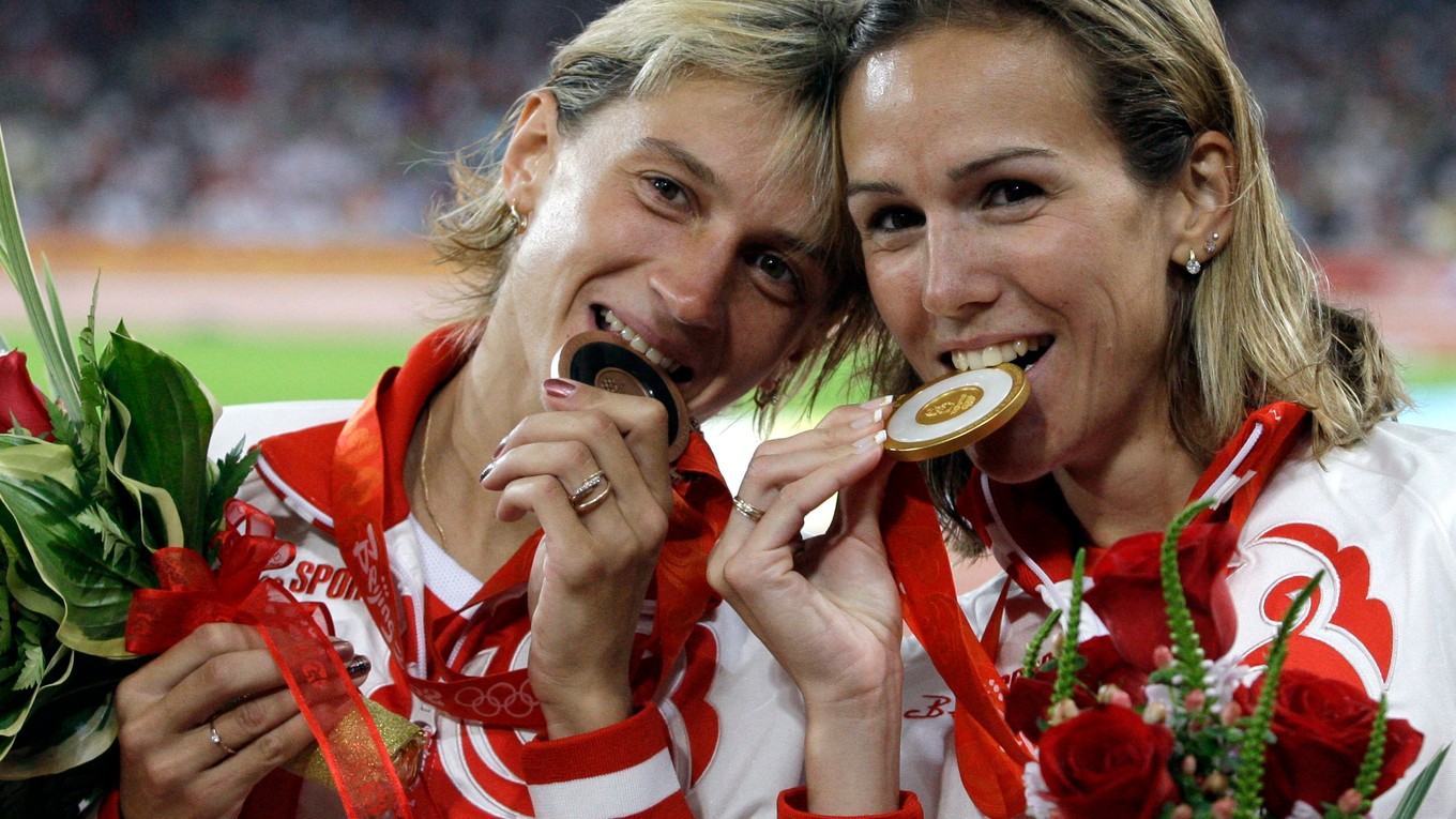 Medzi hriešnikmi je aj bronzová medailistka na 3000 m prekážok Jekaterina Volkovová (vpravo). Na snímke pózuje s víťazkou behu, krajankou Gulnarou Galkinovou-Samitovovou.