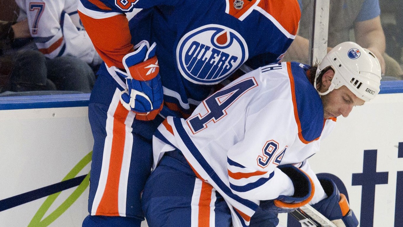 Gernát (vľavo) sa do prvého tímu Oilers pozrel iba v prípravných zápasoch.