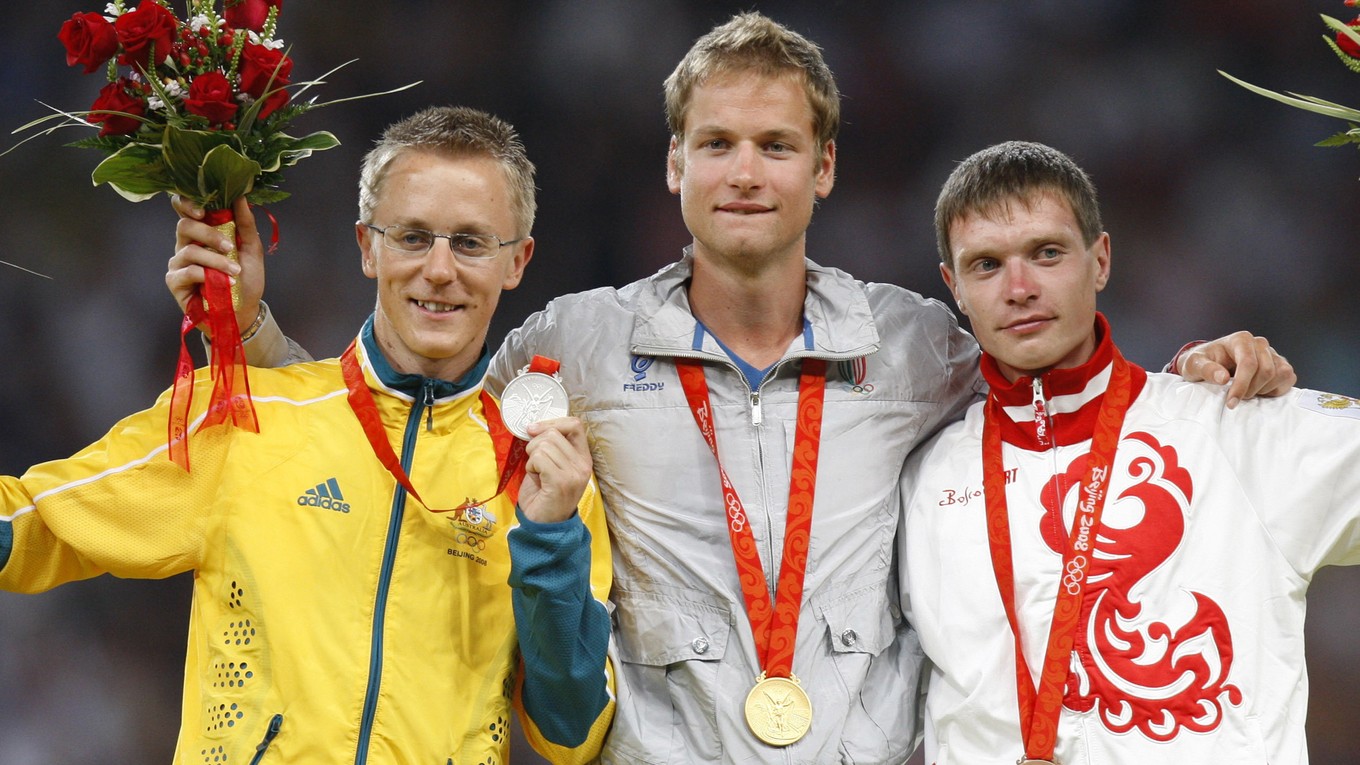 Dopingový tieň padol aj na strieborného chodca z Pekingu Nižegorodova (vpravo).