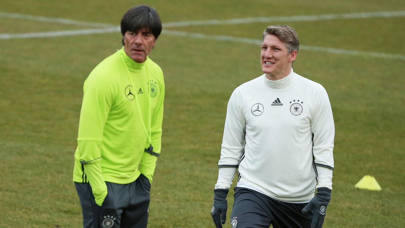 Joachim Löw (vľavo) mal starosti aj po zranení jednej z najväčších hviezd tímu Bastana Schweinsteigera, ktorý sa postupne vracia do tréningového procesu.