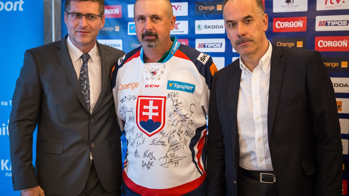 Zdeno Cíger (v strede) pózuje s prezidentom SZĽH Igorom Nemečkom (vpravo) a predsedom predstavenstva nového partnera Tipsport SK Jaroslavom Tarabom.
