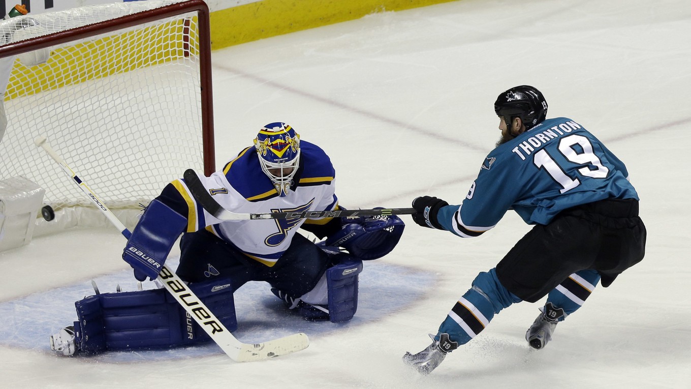 Brankár St. Louis Blues Brian Elliott vyráža puk po zakončení Joea Thorntona v šiestom zápase série konferenčného finále.