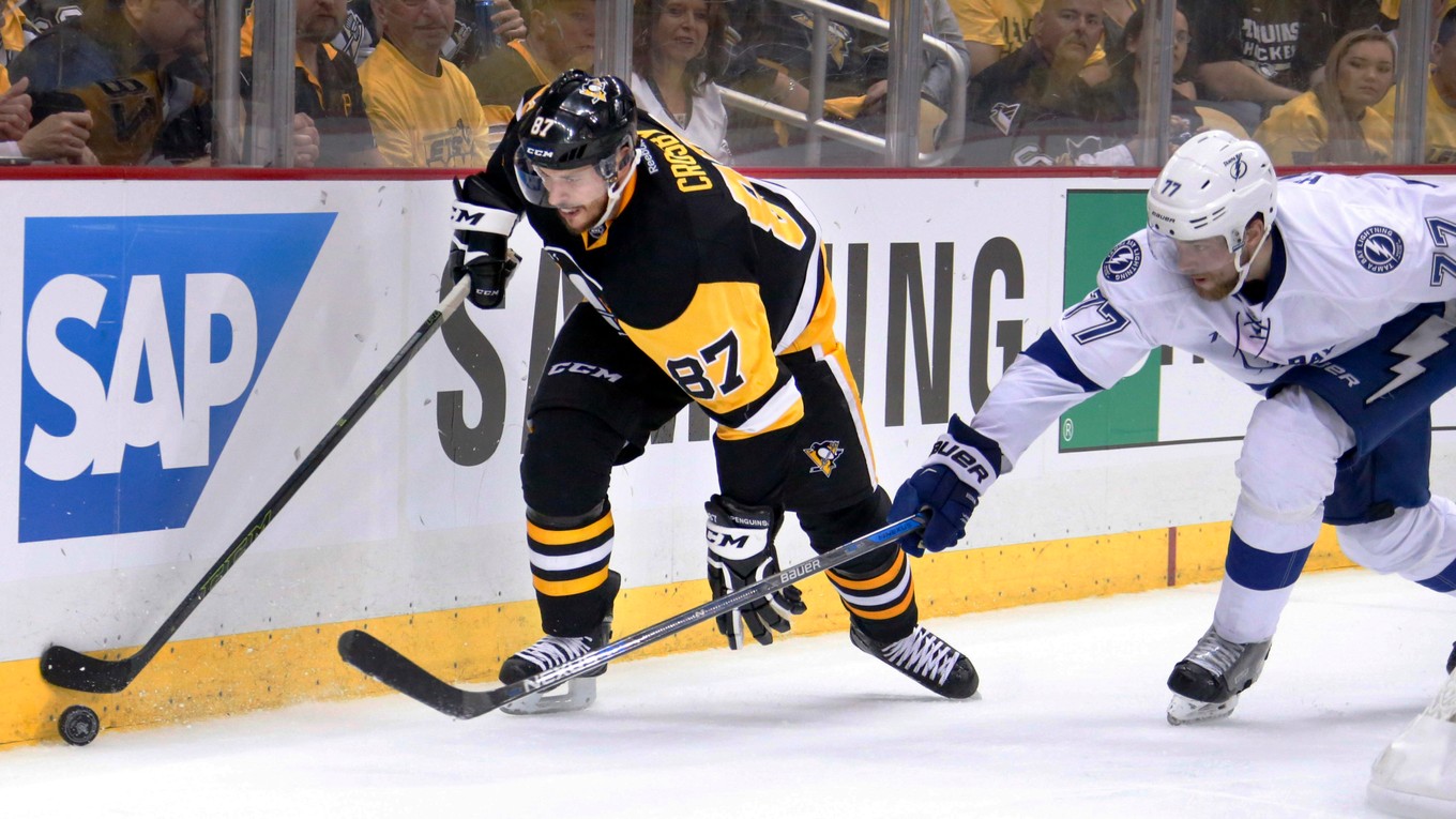 Kapitán Pittsburghu Penguins Sidney Crosby (vľavo)