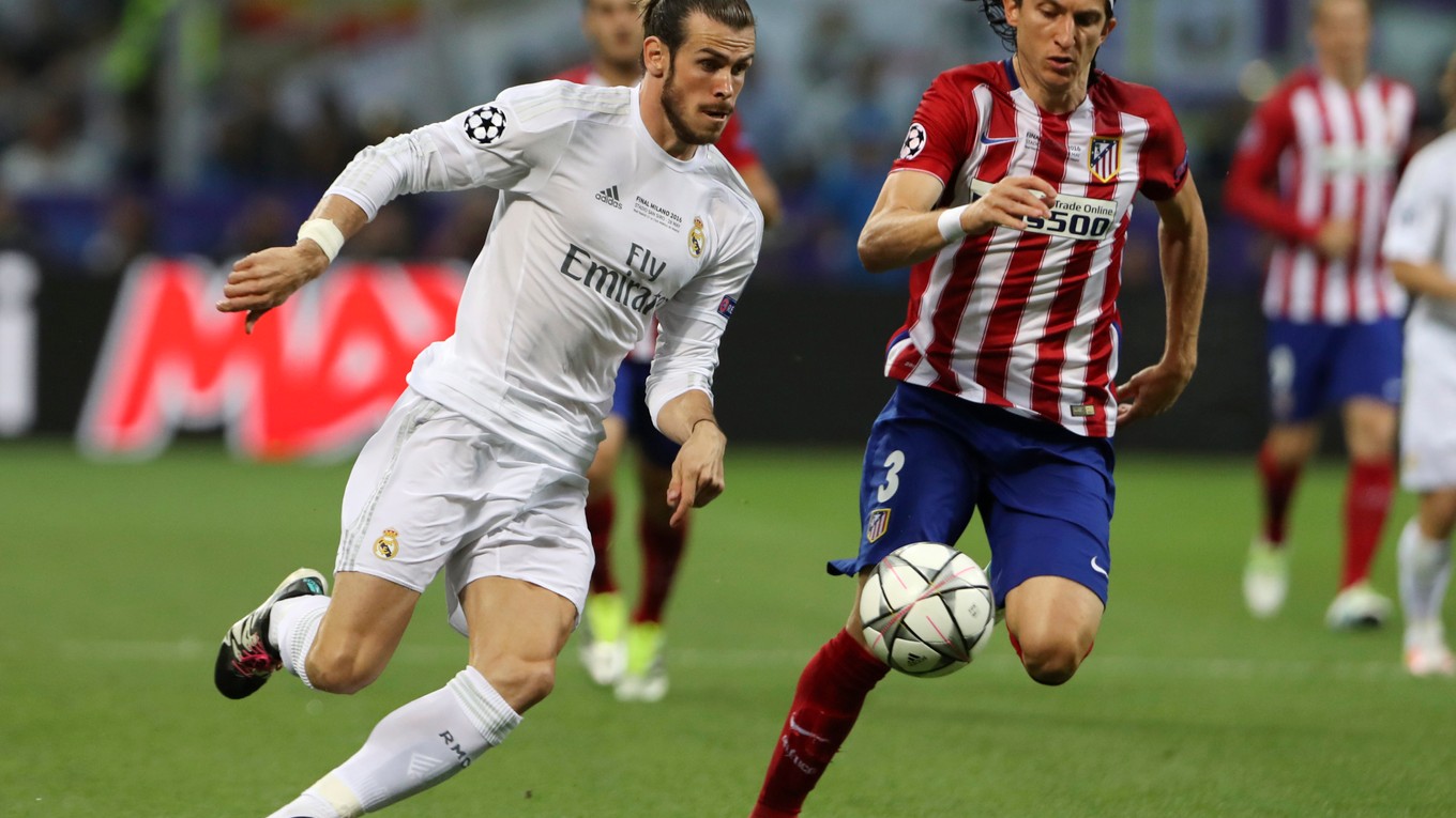 Gareth Bale (vľavo) uniká ľavému obrancovi Luisovi.
