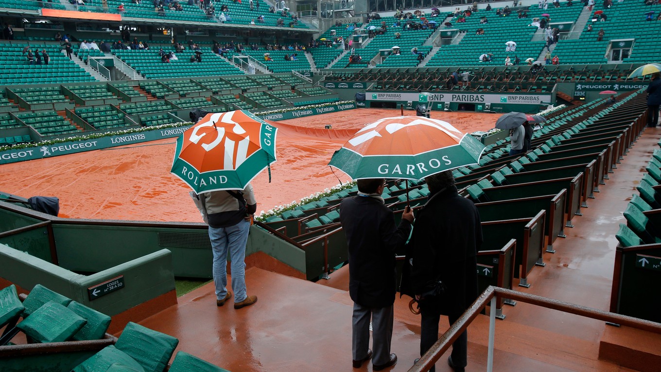 Program Roland Garros opäť komplikuje dážď.