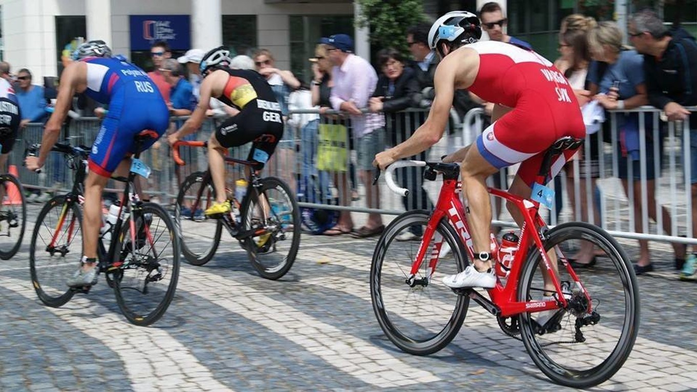 Ešte po cyklistickej časti sa Richard Varga (vpravo) držal medzi najlepšími. Zaostal v behu.