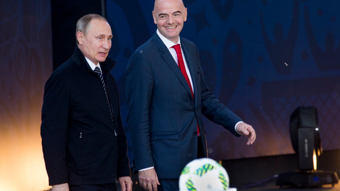 Putin (vľavo) sľubuje veľkolepý šampionát.